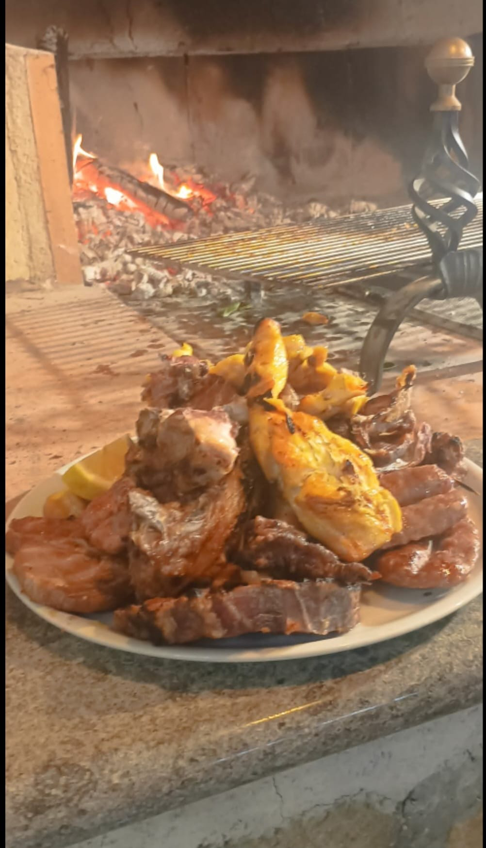 Vassoio colmo di carne alla brace: salsicce, pollo e maiale