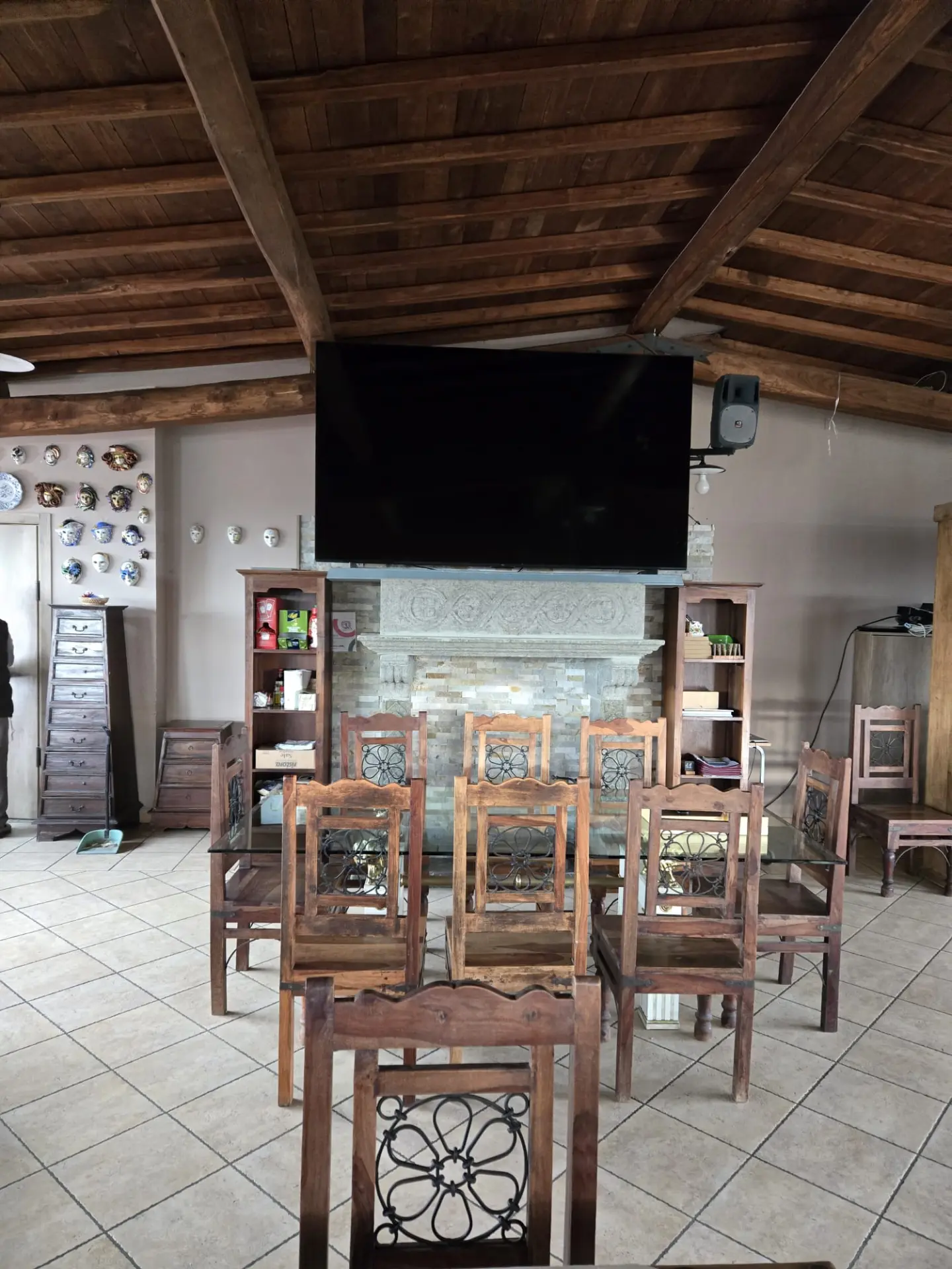 Sala grande con tavolata e maxi schermo