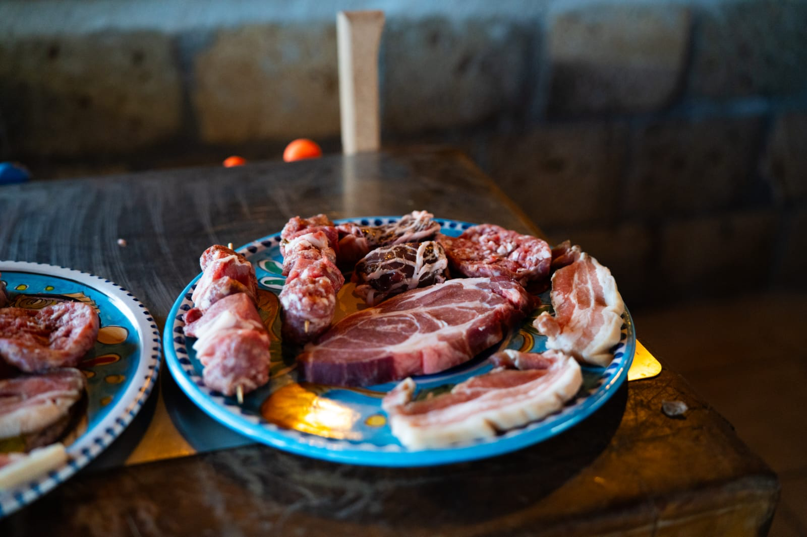 Spiedini e tagli di carne cruda pronti per la brace