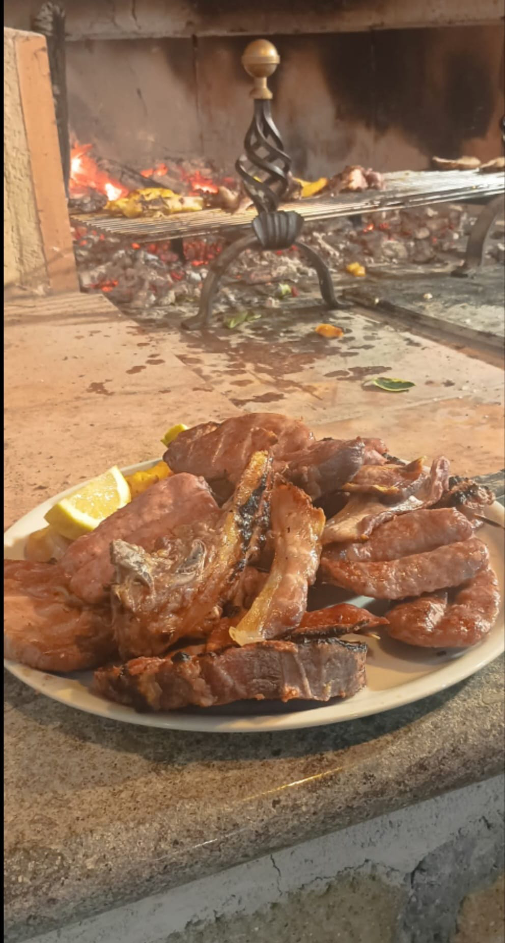 Grigliata mista servita in piatto di ceramica