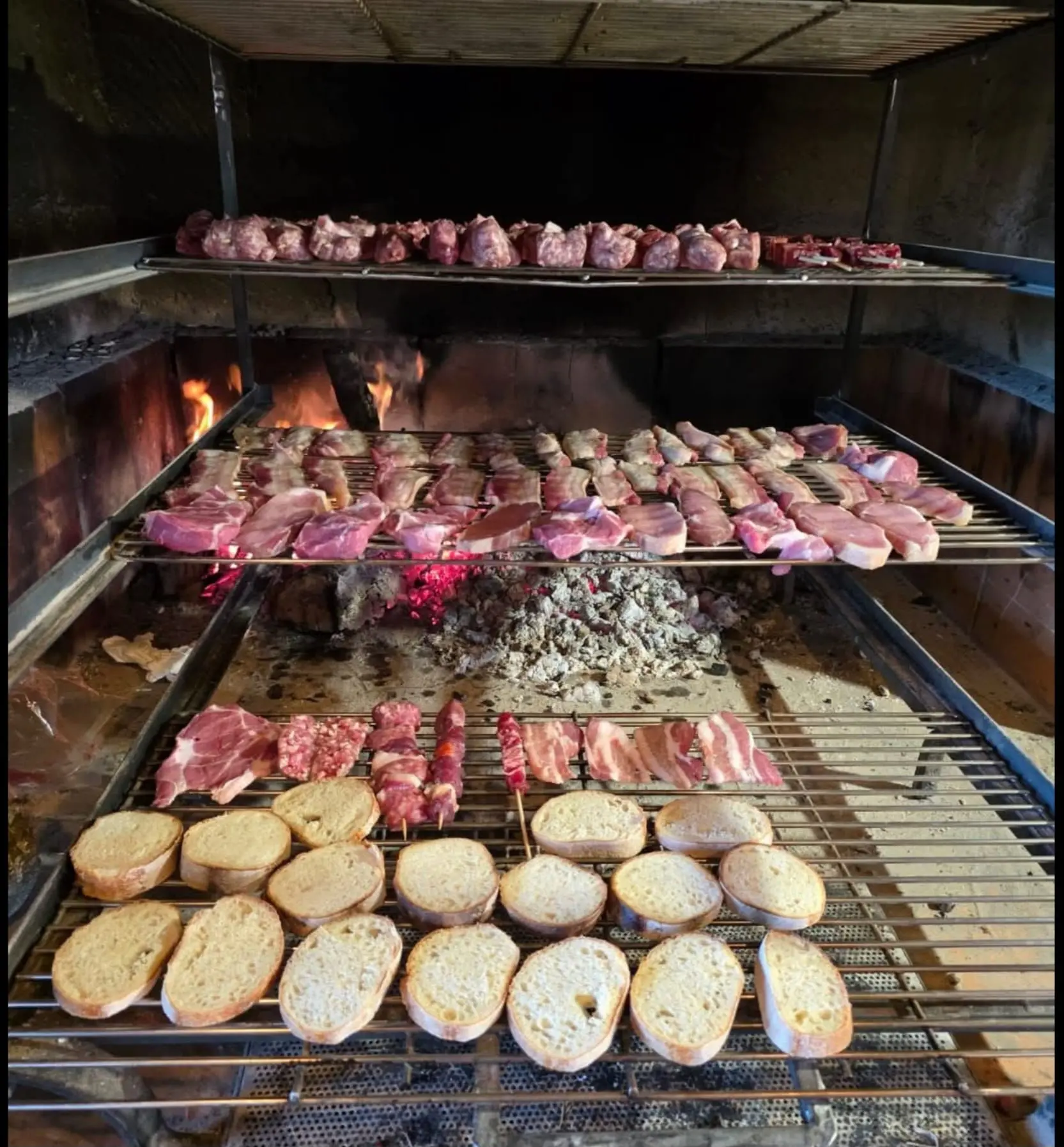 Grigliata mista e bruschette sulla griglia a due piani